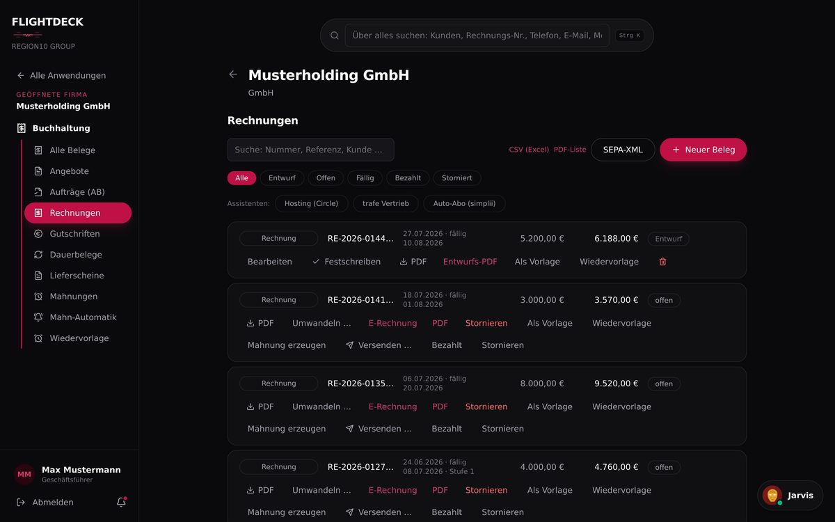 FLIGHTDECK ERP: Rechnungsliste mit Status-Tabs für Entwurf, offen, überfällig und bezahlt sowie Mahnstufen (fiktive Demo-Daten)